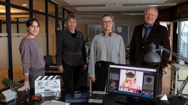 Bild: NDR/Thorsten Jander Tatort Kiel Dreh für neuen NDR-"Tatort" aus Kiel Borowski und das hungrige Herz". Drehstart für "Tatort: Borowski und das hungrige Herz" (v.l.n.r.): Almila Bagriacik, Birgit Gudjonsdottir (Kamera), Maria Solrun (Regie), Axel Milberg