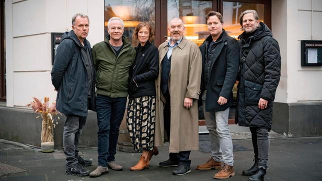 Bild: WDR/Martin Valentin Menke Drehstart Kölner "Tatort: Diesmal ist es anders" (v.l.n.r.): Torsten C. Fischer (Regie), Klaus J. Behrendt ("Max Ballauf"), Jenny Schily ("Nicola Koch"), Dietmar Bär ("Freddy Schenk"), Götz Bolten (Redakteur WDR), Jan Kruse (Produzenz Bavaria Fiction).