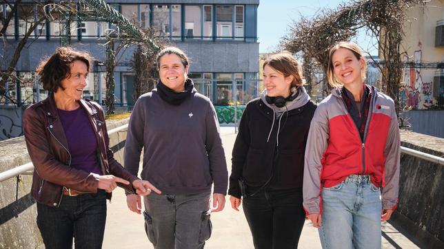 Bild: SWR/Benoit Linder Ulrike Folkerts, Kamerafrau Eva Maschke, Regisseurin Franziska Margarete Hoenisch und Lisa Bitter bei den Dreharbeiten zum "Tatort: Avanti" (AT) aus Ludwigshafen