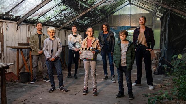 Bild: SWR/Christian Koch Bei den Dreharbeiten zum neuen Lena-Odenthal "Tatort: Und raus bist du": Regisseurin Isabel Braak den Darsteller:innen Ludwig Trepte, Ulrike Folkerts und Lisa Bitter sowie Finn Lehmann, Hana Lazakaropoulos und Lucas Herzog.