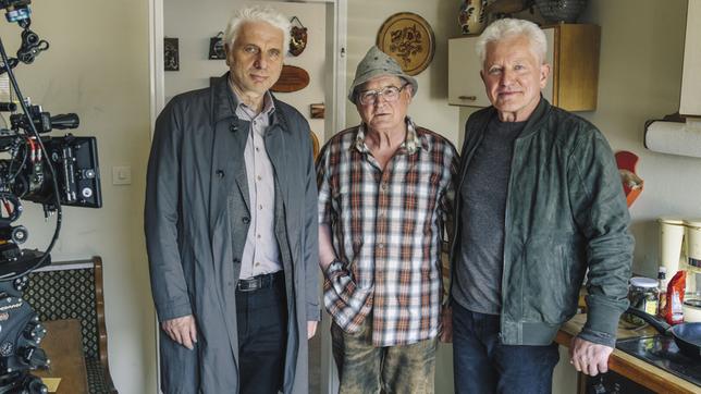 Bild: BR/Tellux-Film GmbH/Hendrik Heiden Beim Dreh zum "Tatort: Hackl" (v.l.n.r.): Udo Wachtveitl als Kriminalhauptkommissar Franz Leitmayr, Burghart Klaußner als Johannes Bonifaz Hackl und Miroslav Nemec als Kriminalhauptkommissar Ivo Batic.