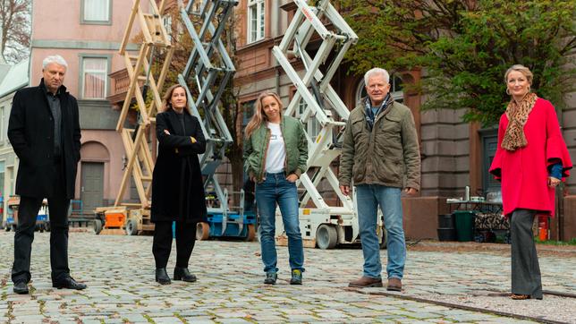 Bild: BR/Lieblingsfilm GmbH/Luis Zeno Kuhn Drehstart zum "Tatort: Kehraus": Udo Wachtveitl (Rolle: Franz Leitmayr), Christine Hartmann (Regie), Nina Proll (Rolle: Silke Weinzierl), Miroslav Nemec (Rolle: Ivo Batic) und Monika Gruber (Rolle: Anna Pollinger) (v.l.n.r.)