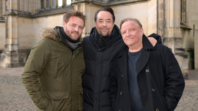 Bild: WDR/Martin Valentin Menke Drehstart für "Tatort: Limbus" (v.l.n.r.): Regisseur Max Zähle, Jan Josef Liefers, Axel Prahl