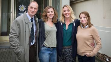 Bild: MDR/Andreas Wünschirs Das Team aus Dresden (v.l.): Schnabel (Martin Brambach), Karin Gorniak (Karin Hanczewski), Henni Sieland (Alwara Höfels) und Maria Mohr (Jella Haase)