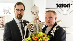 Feierstunde in der Rechtsmedizin der Uni Mu&#776;nster: Prof. Karl Friedrich Boerne (Jan Josef Liefers, links) und Kommissar Frank Thiel (Axel Prahl, rechts).