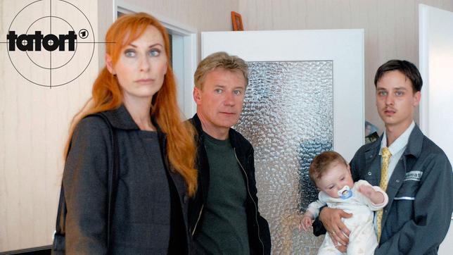 Patrick (Tom Schilling, rechts) ruft die Kommissare Sänger (Andrea Sawatzki) und Dellwo (Jörg Schüttauf), als er entdeckt, dass einer seiner Zwillinge tot ist.