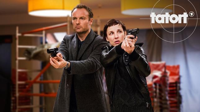 Bild: rbb/(M)/Frédéric Batier Verfolgung am leeren Flughafen BER: Nina Rubin (Meret Becker) und Robert Karow (Mark Waschke).
