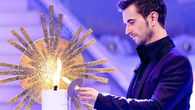 Bild: MDR/Andreas Lander Florian Silbereisen zündet eine Kerze an