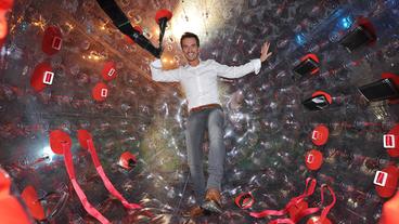 Bild: ARD/JürgensTV/Dominik Beckmann Florian Silbereisen - rollt beim Showopening in einem großen transparenten Ball auf die Bühne.