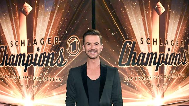 Bild: ARD/JürgensTV/Dominik Beckmann Florian Silbereisen rollt den roten Teppich aus – für die Stars des Jahres, die durch besondere Erfolge, originelle Ideen oder neue Trends Maßstäbe gesetzt haben!