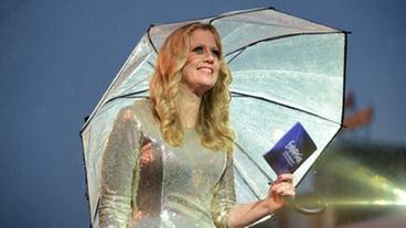 Barbara Schöneberger mit Regenschirm beim ESC Countdown.