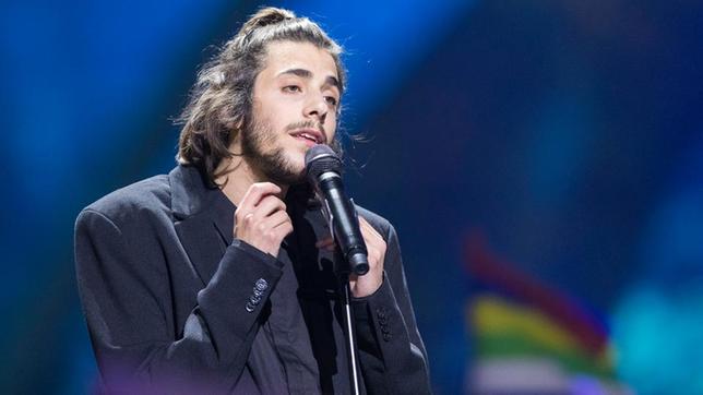 Salvador Sobral auf der Bühne beim Finale