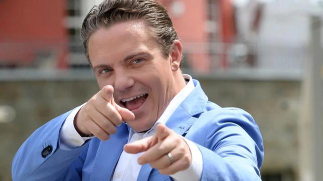 Bild: picture alliance/dpa Moderator Stefan Mross zeigt auf etwas im Vordergrund