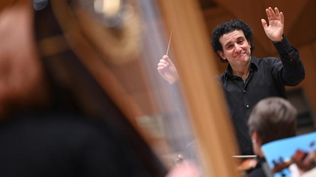 Bild: picture alliance/dpa/Arne Dedert Alain Altinoglu, Chefdirigent des hr-Sinfonieorchesters.