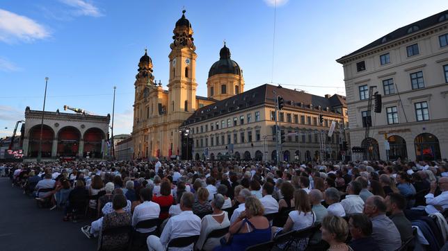 Gäste sitzen beim Konzert des Symphonieorchester des Bayerischen Rundfunks, im Rahmen von Klassik am Odeonsplatz, vor dem von Stardirigent Christian Thielemann dirigierten Orchester. 