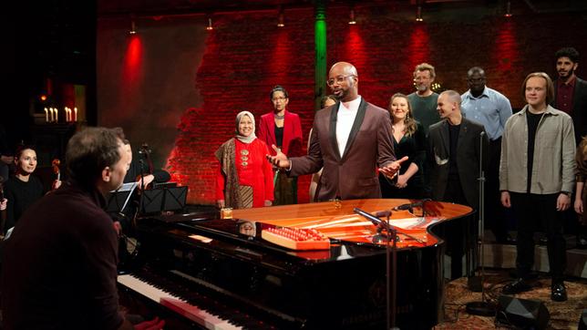 Bild: NDR/Eva Häberle Yared Dibaba spricht mit Chorleiter Michael Zlanabitnig über das Verbindende im gemeinsamen Singen.