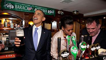 Barack und Michelle Obama in einem irischen Pub
