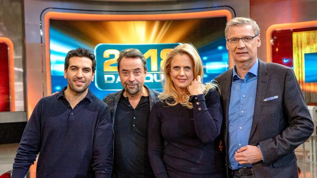 Bild: NDR/Max Kohr Die Rätegäste (v.r.n.l.): Günther Jauch, Barbara Schöneberger, Jan Josef Liefers und Elyas M'Barek