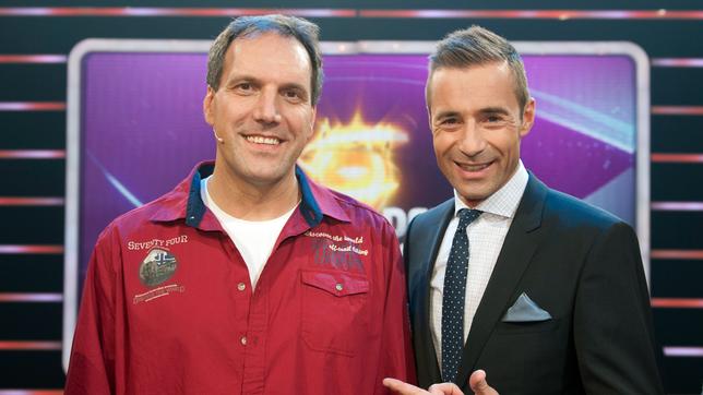 Bild: ARD/Max Kohr (dpa) Kai Pflaume mit dem klügsten Deutschen 2012: Nobert Kempinski