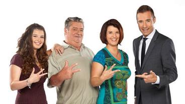Bild: ARD/Peter Boettcher Kai Pflaume mit der Kandidatenfamilie Manfred, Katja, Lisa