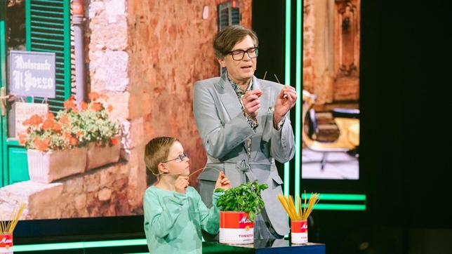 Bild: WDR/Ben Knabe Benjamin (l) will wissen, wieso es so schwer ist, ungekochte Spaghetti in zwei Teile zu zerbrechen und holt sich die Hilfe von Ralph Caspers (r) dazu.
