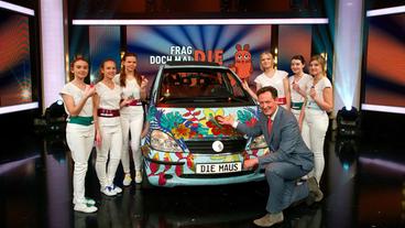 Bild: WDR/Max Kohr MitliterweiseNagellackinkleinenFläschenbewaffnetgehteineHordeTeeniesaufeinAutolos.HiermitModerator:EckartvonHirschhausen.