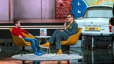 Bild: WDR/Max Kohr Fragekind Julius (l) kennt ein Gehemnis, das auf den Tag genau 30 Jahre alt ist. Seine Oma hat am Tag des Mauerfalls Geschichte geschrieben - mit Maus-Experte Ralph Caspers (r) geht er auf eine Reise in die Vergangenheit...