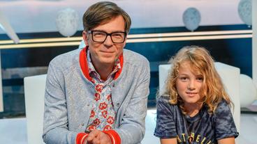 Bild: WDR/Max Kohr Ralph Caspers mit Jonah, dem Gewinner des KiKA-Wettbewerbes „Dein Song“, der eine musikalische Frage stellt.