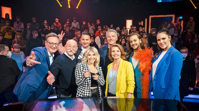 Bild: WDR/Ben Knabe Eckart von Hirschhausen mit seinen prominenten Gästen: Horst Lichter, Andreas Gabalier, Beatrice Egli, Jörg Pilawa, Annette Frier, Riccardo Simonetti udn Ester Sedlaczek (v.l.n.r.).