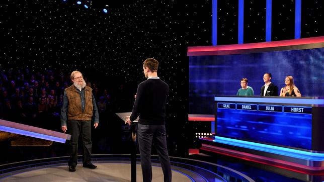 Bild: ARD/Uwe Ernst Moderator Alexander Bommes (M.) mit den Kandidaten: Horst Krämer (l.), Silke von Olnhausen (3.v.r.), Daniel Bolm (2.v.r.) und Julia Lata (r.).