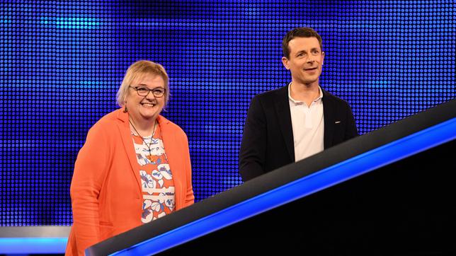 Bild: ARD/Uwe Ernst Moderator Alexander Bommes (r.) mit der Kandidatin Doris Hilberger (l.).