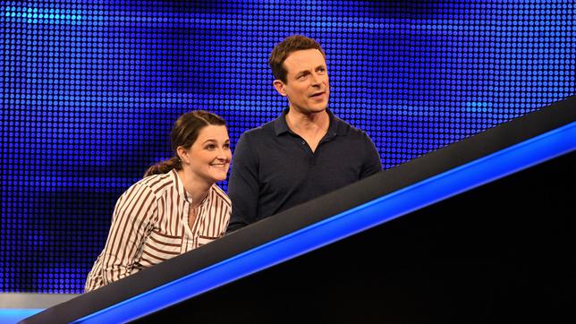 Bild: ARD/Uwe Ernst Moderator Alexander Bommes (M.) mit der Kandidatin Nadine Engel (l.).
