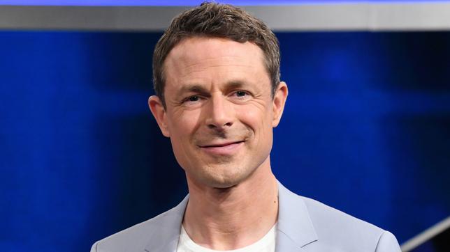 Bild: ARD/Thomas Leidig ARD GEFRAGT - GEJAGT mit Moderator Alexander Bommes, neue Staffel mit 60 neuen Folgen ab (12.07.21), immer montags bis freitags um 18:00 Uhr im Ersten. Moderator Alexander Bommes in Studiokulisse.