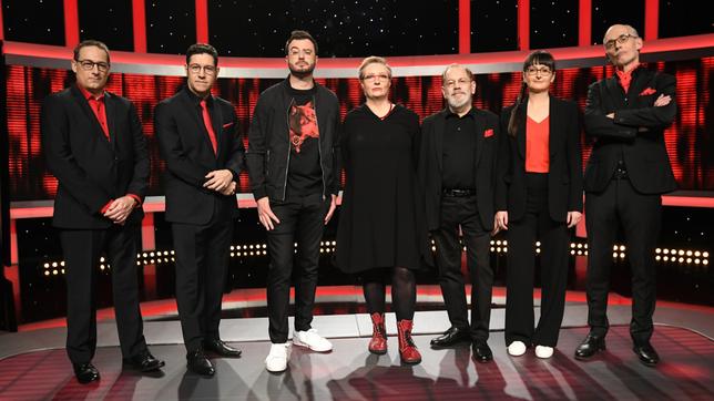 Bild: ARD/Uwe Ernst "Gefragt - Gejagt: Allein gegen Alle": Die Jäger v.l.n.r.: Dr. Manuel Hobiger, Sebastian Jacoby, Sebastian Klussmann, Adriane Rickel, Klaus Otto Nagorsnik, Annegret Schenkel, Dr. Thomas Kinne