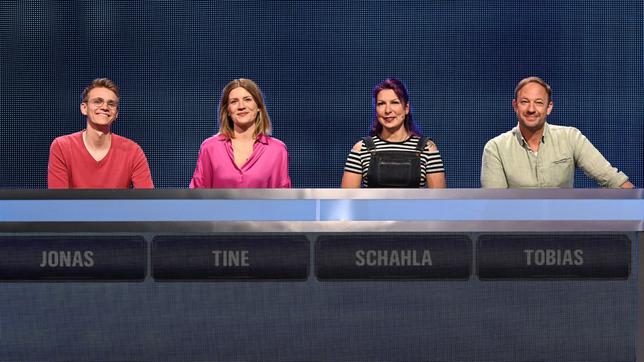 Die Kandidat:innen: Bremen-Vier-Hörer Jonas Heise, Bremen-Vier-Moderatorin Tine Kuntze, hr3-Hörerein Schahla Lila und hr3-Moderator Tobias Kämmerer.