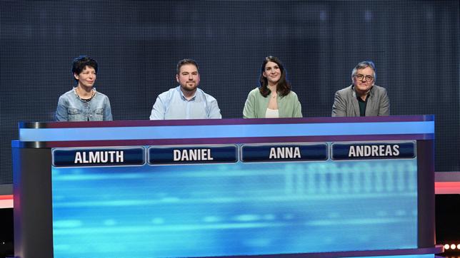 Bild: ARD/Uwe Ernst Die Kandidat:innen der Sendung (v.l.n.r. am Panel): Almuth Steinhoff, Daniel Steinsiek, Anna Li Bodenstein, Andreas Clement.