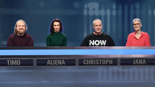 Bild: ARD/Uwe Ernst Die Kandidat:innen der Sendung (v.l.n.r. am Panel): Timo Welak, Aliena Guggenberger, Christoph Klöppel und Jana Grötzinger.