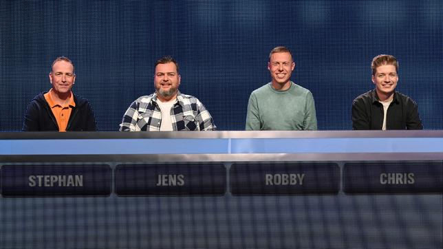 Die Kandidat:innen (v.l.n.r. am Panel): NDR2-Hörer Stephan Lehmann, NDR2-Moderator Jens Mahrhold, MDR-Jump-Hörer Robby Zscheile und MDR-Jump-Moderator Chris Löwe.