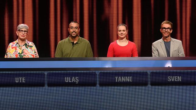 Bild: ARD/Uwe Ernst Die Kandidat:innen (v.l.n.r. am Panel): Ute Engels, Ulas Bay, Tanne Von Bahder und Sven Kjär.