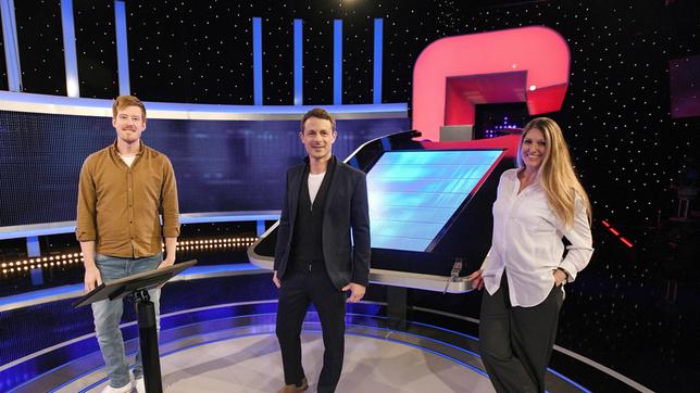 Bild: ARD/Uwe Ernst Jetzt wird aufgedreht! In fünf Ausgaben des Vorabendquiz‘ „Gefragt – Gejagt“ im Ersten treten beliebte Moderatorinnen und Moderatoren der Morning-Shows von ARD-Radiowellen gegen die „Jäger“ an. An ihrer Seite stehen vom 26. bis 30. Oktober 2020 je eine Hörerin bzw. ein Hörer aus dem jeweiligen Sendegebiet.