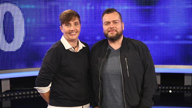 Bild: ARD/Uwe Ernst Jetzt wird aufgedreht! In fünf Ausgaben des Vorabendquiz‘ „Gefragt – Gejagt“ im Ersten treten beliebte Moderatorinnen und Moderatoren der Morning-Shows von ARD-Radiowellen gegen die „Jäger“ an. An ihrer Seite stehen vom 26. bis 30. Oktober 2020 je eine Hörerin bzw. ein Hörer aus dem jeweiligen Sendegebiet.
