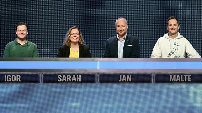 Bild: ARD/Uwe Ernst Jetzt wird aufgedreht! In zehn Ausgaben des Vorabendquiz‘ „Gefragt – Gejagt“ im Ersten treten beliebte Moderatorinnen und Moderatoren von ARD-Radiowellen gegen die „Quiz-Elite“ an. An ihrer Seite stehen vom 10. bis 14. Juni 2024 jeweils drei Hörerinnen bzw. Hörer aus dem jeweiligen Sendegebiet.