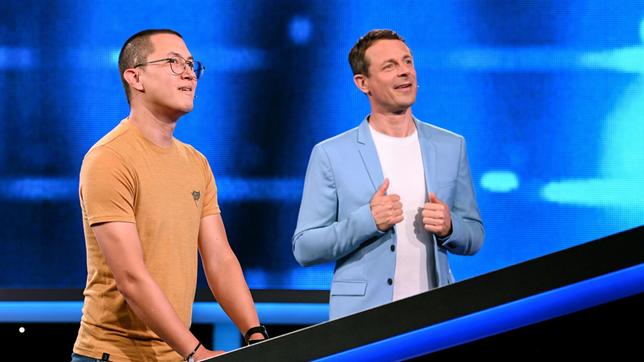Bild: ARD/Uwe Ernst Jetzt wird aufgedreht! In zehn Ausgaben des Vorabendquiz‘ „Gefragt – Gejagt“ im Ersten treten beliebte Moderatorinnen und Moderatoren von ARD-Radiowellen gegen die „Quiz-Elite“ an. An ihrer Seite stehen vom 10. bis 14. Juni 2024 jeweils drei Hörerinnen bzw. Hörer aus dem jeweiligen Sendegebiet.