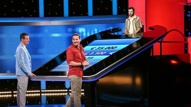Bild: ARD/Uwe Ernst Jetzt wird aufgedreht! In zehn Ausgaben des Vorabendquiz‘ „Gefragt – Gejagt“ im Ersten treten beliebte Moderatorinnen und Moderatoren von ARD-Radiowellen gegen die „Quiz-Elite“ an. An ihrer Seite stehen vom 10. bis 14. Juni 2024 jeweils drei Hörerinnen bzw. Hörer aus dem jeweiligen Sendegebiet.
