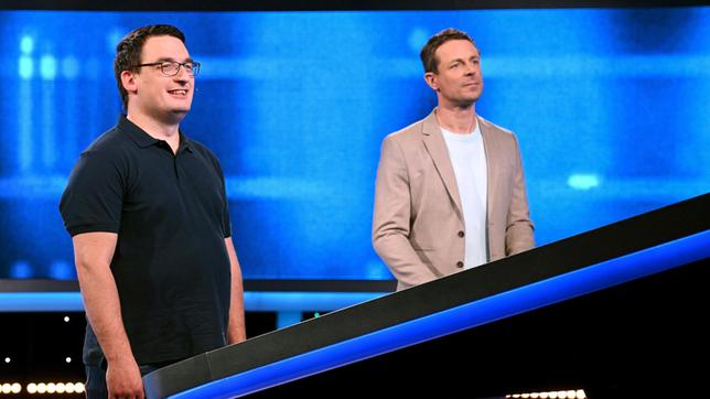 Jetzt wird aufgedreht! In zehn Ausgaben des Vorabendquiz‘ „Gefragt – Gejagt“ im Ersten treten beliebte Moderatorinnen und Moderatoren von ARD-Radiowellen gegen die „Quiz-Elite“ an. An ihrer Seite stehen vom 10. bis 14. Juni 2024 jeweils drei Hörerinnen bzw. Hörer aus dem jeweiligen Sendegebiet.