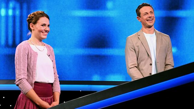 Jetzt wird aufgedreht! In zehn Ausgaben des Vorabendquiz‘ „Gefragt – Gejagt“ im Ersten treten beliebte Moderatorinnen und Moderatoren von ARD-Radiowellen gegen die „Quiz-Elite“ an. An ihrer Seite stehen vom 10. bis 14. Juni 2024 jeweils drei Hörerinnen bzw. Hörer aus dem jeweiligen Sendegebiet. Moderator Alexander Bommes.