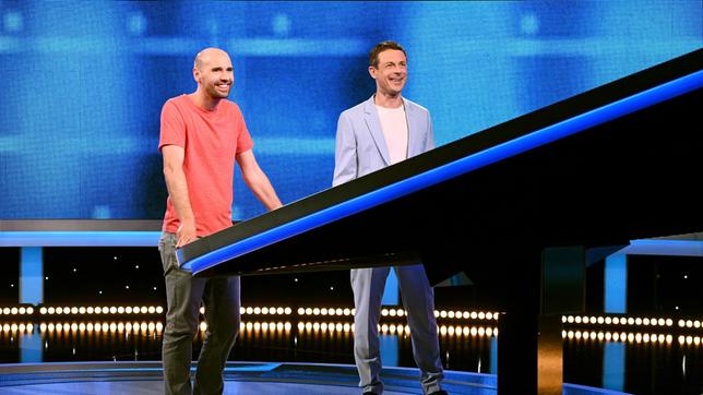 Bild: ARD/Uwe Ernst Jetzt wird aufgedreht! In zehn Ausgaben des Vorabendquiz‘ „Gefragt – Gejagt“ im Ersten treten beliebte Moderatorinnen und Moderatoren von ARD-Radiowellen gegen die „Quiz-Elite“ an. An ihrer Seite stehen vom 10. bis 14. Juni 2024 jeweils drei Hörerinnen bzw. Hörer aus dem jeweiligen Sendegebiet.