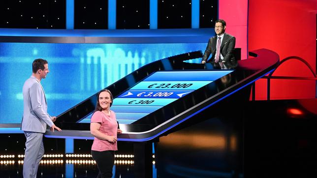 Bild: ARD/Uwe Ernst Jetzt wird aufgedreht! In zehn Ausgaben des Vorabendquiz‘ „Gefragt – Gejagt“ im Ersten treten beliebte Moderatorinnen und Moderatoren von ARD-Radiowellen gegen die „Quiz-Elite“ an. An ihrer Seite stehen vom 10. bis 14. Juni 2024 jeweils drei Hörerinnen bzw. Hörer aus dem jeweiligen Sendegebiet.