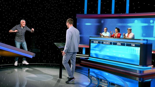Bild: ARD/Uwe Ernst Jetzt wird aufgedreht! In zehn Ausgaben des Vorabendquiz‘ „Gefragt – Gejagt“ im Ersten treten beliebte Moderatorinnen und Moderatoren von ARD-Radiowellen gegen die „Quiz-Elite“ an. An ihrer Seite stehen vom 10. bis 14. Juni 2024 jeweils drei Hörerinnen bzw. Hörer aus dem jeweiligen Sendegebiet.