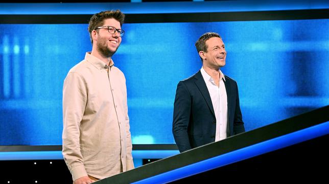 Bild: ARD/Uwe Ernst Kandidat Hendrik Niebuhr mit Moderator Alexander Bommes.